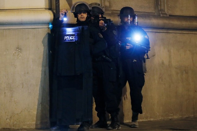 Policiais bloqueiam o acesso de uma rua perto da Champs Élysees após um
policial ser morto e outro ferido em um tiroteio na principal avenida de Paris - 20/04/2017