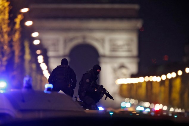 Polícia realiza operação de segurança na Avenida Champs Élysee depois de um policial ser morto e outro ferido por um atirador em Paris, na França - 20/04/2017