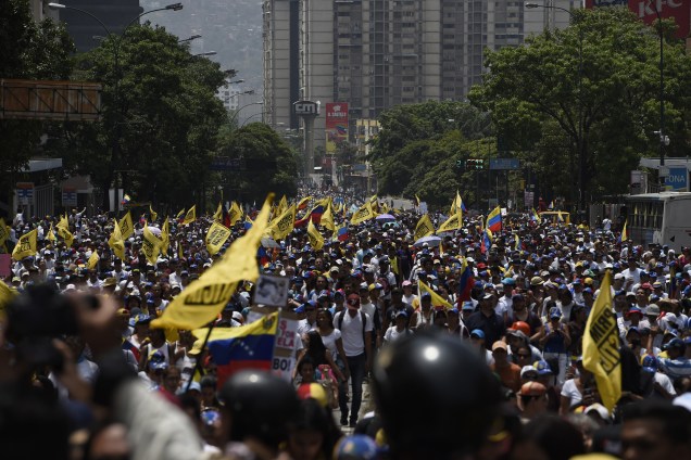 Manifestantes contrários ao governo de Nicolás Maduro participam de um protesto em Caracas, na Venezuela - 19/04/2017