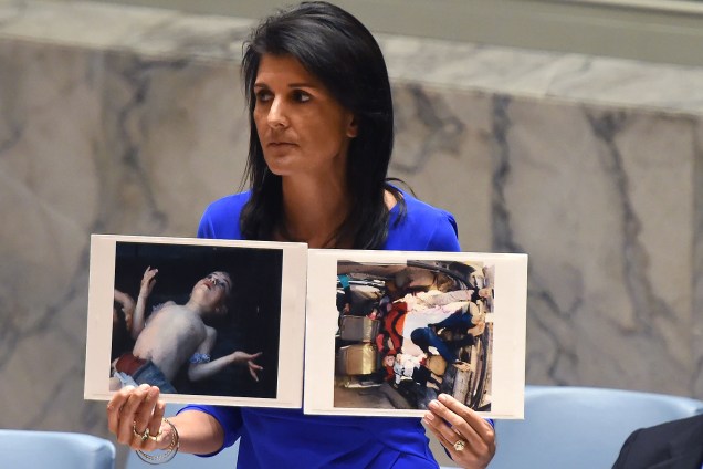 A embaixadora americana na ONU, Nikki Haley, mostra fotos de vítimas de suposto ataque químico na Síria - 05/04/2017