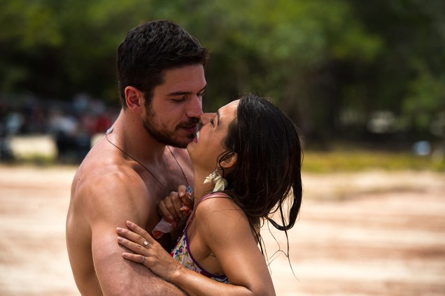 Casal Zeca (Marco Pigossi) e  Ritinha (Isis Valverde), em cenas da novela A Força do Querer
