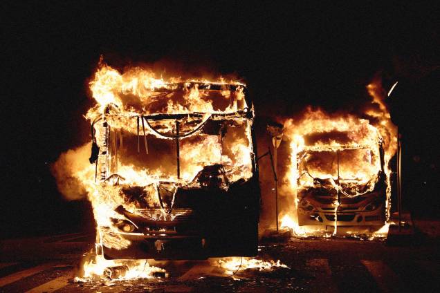 Ônibus são queimados durante os protestos no Rio de Janeiro contra as reformas da previdência e trabalhista do governo Michel Temer - 28/04/2017