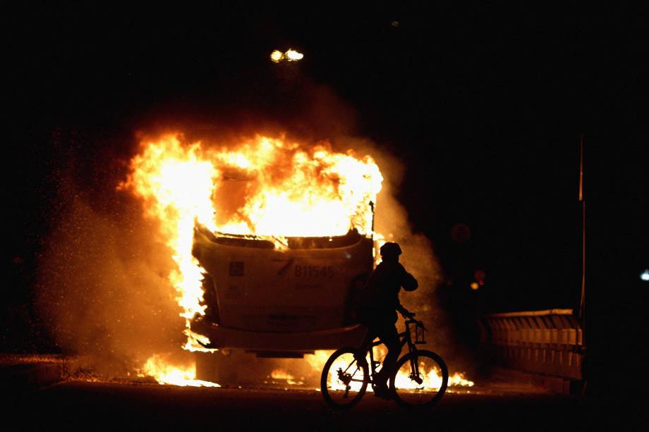 Ônibus são queimados durante os protestos no Rio de Janeiro contra as reformas da previdência e trabalhista do governo Michel Temer - 28/04/2017