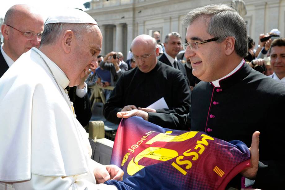 Papa Francisco recebe camisa do Barcelona na Praça São Pedro, Vaticano