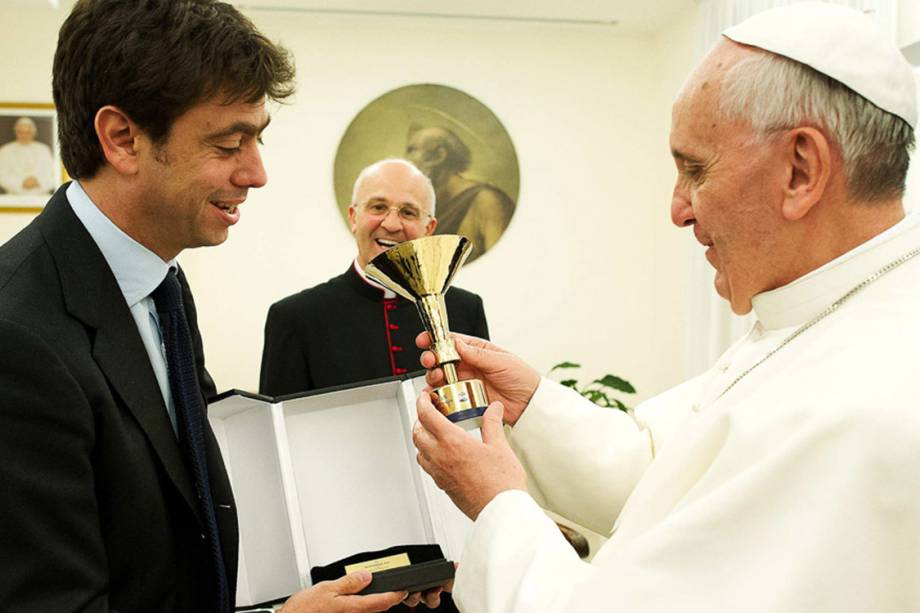 Presidente do Juventus, Andrea Agnelli, presenteia Papa Francisco com cópia de troféu da série A, no Vaticano