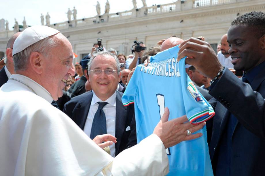 Papa Franscisco recebe camiseta do jogador Louis Saha, do Lazio, durante visita ao Vaticano