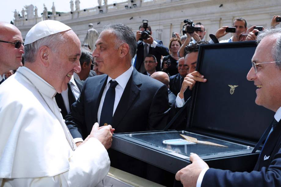 Papa Franscisco recebe presente do Presidente do Lazio, Claudio Lotito, durante visita ao Vaticano