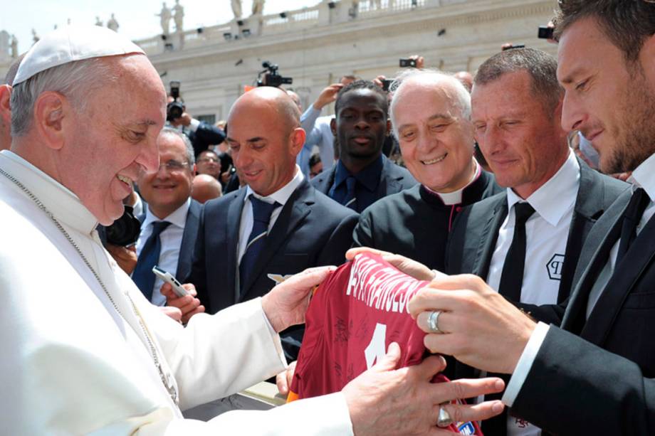 Papa Francisco recebe camisa de presente de Francesco Totti, na Praça São Pedro, Vaticano