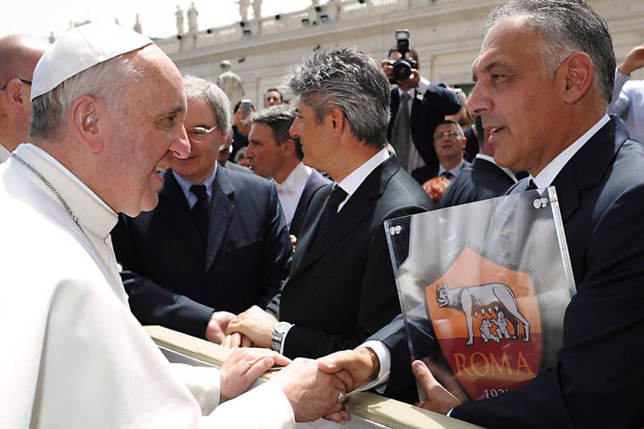 Papa Francisco recebe presente do Presidente do Roma, James Pallotta, na Praça São Pedro, Vaticano