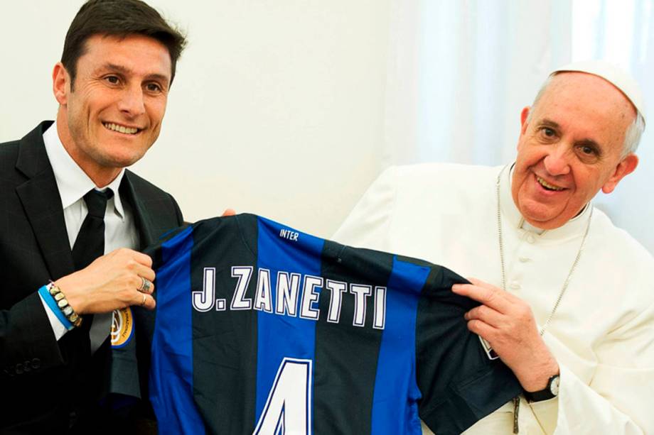 Javier Zanetti presenteia Papa Francisco com camisa do Milan