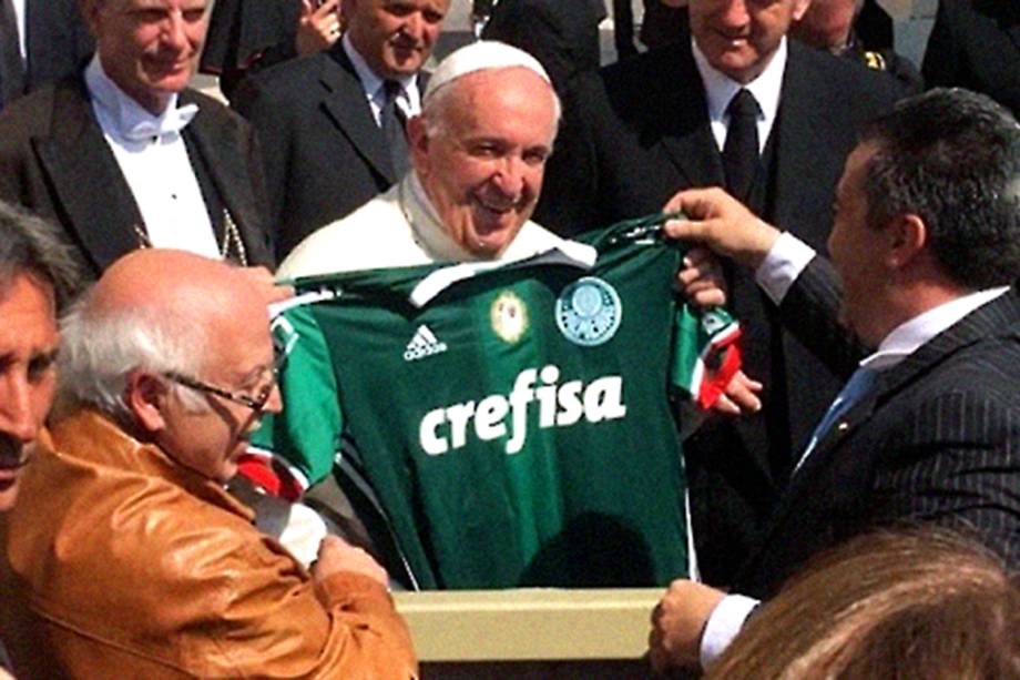 Papa Francisco recebe camisa personalizada do Palmeiras - 12/04/2017