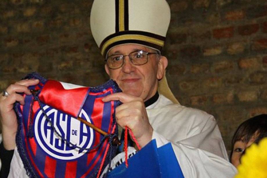 Papa Francisco exibe camisa do San Lorenzo
