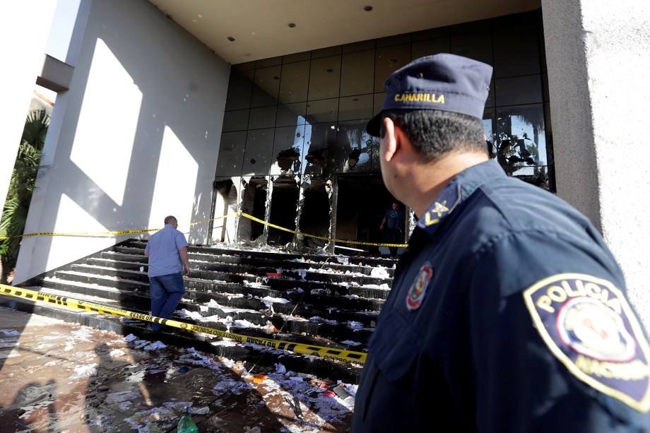 Prédio do Congresso incendiados por manifestantes protestando contra a aprovação de uma emenda constitucional para reeleição presidencial, em Assunção - 01/04/2017