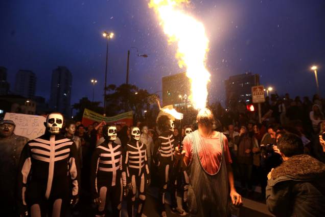 Durante a Greve Geral, manifestantes protestaram contra as reformas da previdência e trabalhista do governo Michel Temer, no Largo da Batata em São Paulo, SP - 28/04/2017