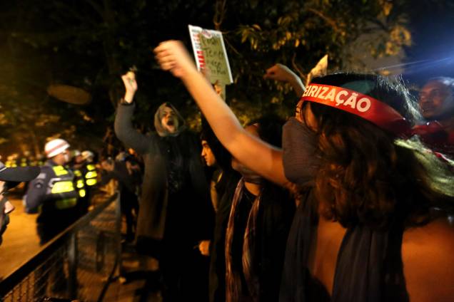 Manifestantes protestam próximos à casa do presidente Michel Temer, na região de Pinheiros em São Paulo, contra as reformas da previdência e trabalhista - 28/04/2017