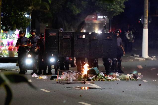 Polícia em confronto com manifestantes em frente à casa do presidente Michel Temer, na região de Pinheiros em São Paulo, durante protestos contra a reforma trabalhista e da previdência - 28/04/2017