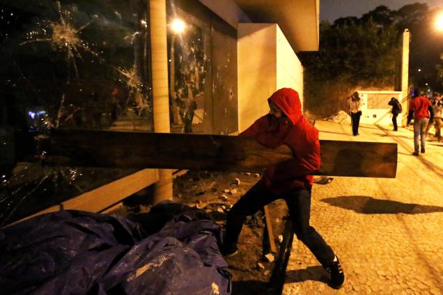Atos de vandalismo cometidos próximos à casa do presidente Michel Temer, na região de Pinheiros em São Paulo, durante protesto contra as reformas da previdência e trabalhista - 28/04/2017