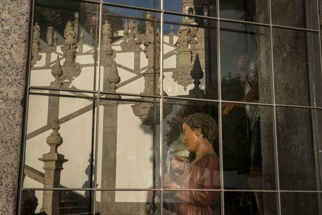 A escadaria do Santuário de Bom Jesus do Monte é refletida em vidro da igreja A escadaria do Santuário de Bom Jesus do Monte é refletida em vidro da igreja