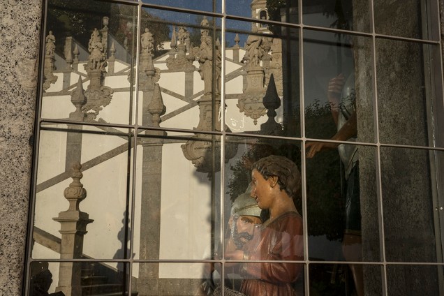 A escadaria do Santuário de Bom Jesus do Monte é refletida em vidro da igreja