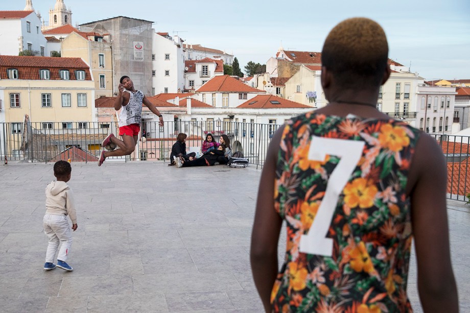 Rapazes jogam futebol no miradouro Portas do Sol, em Lisboa