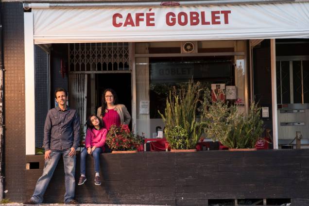 Luciano Blandy, com a mulher Monica e a filha Julia. A família deixou Santos para tentar empreender com um café em Braga Luciano Blandy, com a mulher Monica e a filha Julia. A família deixou Santos para tentar empreender com um café em Braga