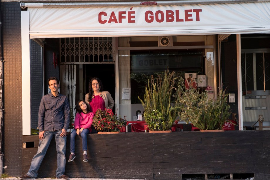 Luciano Blandy, com a mulher Monica e a filha Julia. A família deixou Santos para tentar empreender com um café em Braga