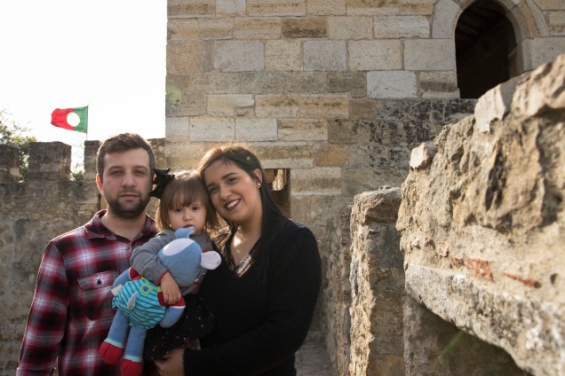 Pedro Costa, a mulher Fernanda e a filha, Maria Laura, no Castelo de São Jorge, Lisboa