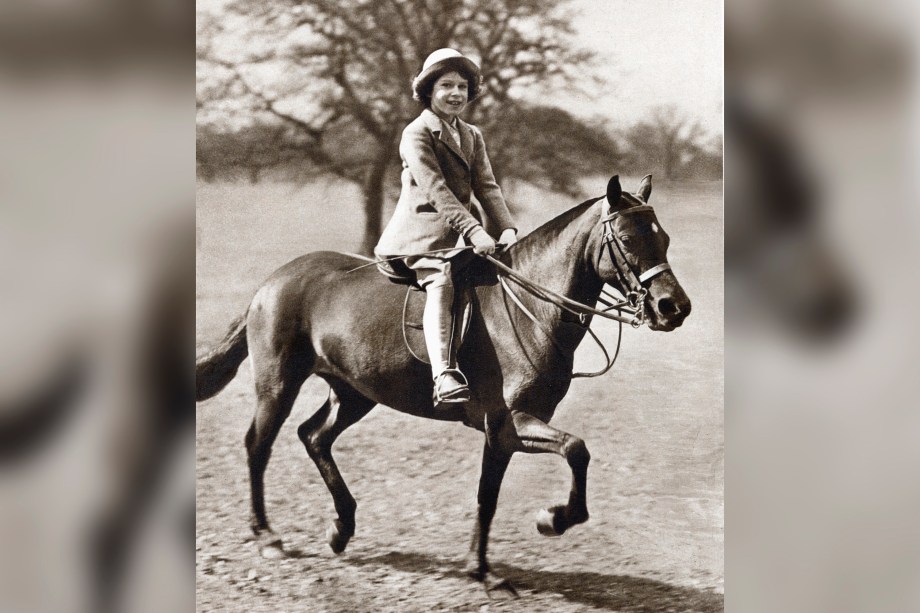 Princesa Elizabeth monta seu pônei no Windsor Grand Park, os anos 30