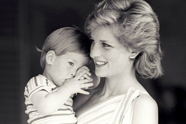 Princesa Diana segura seu filho, o príncipe Harry durante visita à família real espanhola em Mallorca, na Espanha - 1988