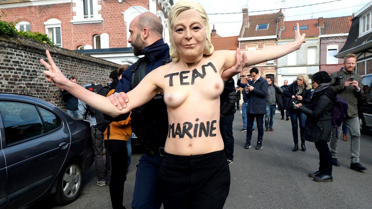 Eleições na França: Protesto do Femen contra a candidata Marine Le Pen