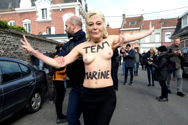 Protesto do grupo Femen contra a candidata de extrema-direita Marine Le Pen no dia das eleições em Henin-Beaumont, França - 23/04/2017