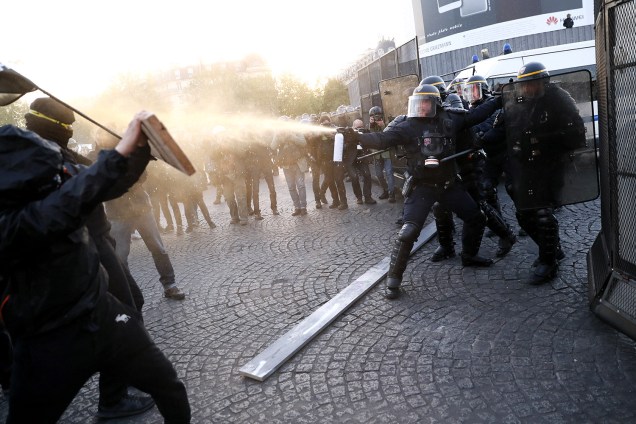 Manifestantes anti-fascismo protestam em Paris, França, e entram em conflito com a polícia - 23/04/2017