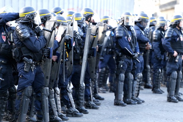 Polícia durante protesto de manifestantes anti-fascismo em Paris, França - 23/04/2017
