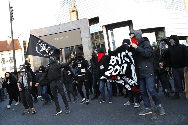 Manifestantes anti-fascismo protestam em Paris, França - 23/04/2017