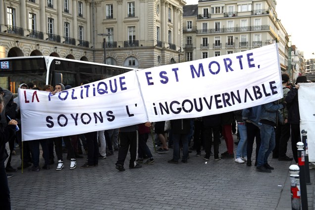 Manifestantes anti-fascismo protestam em Rennes, França. entre eles uma faixa diz "A política está morta. Seremos ingovernáveis" - 23/04/2017