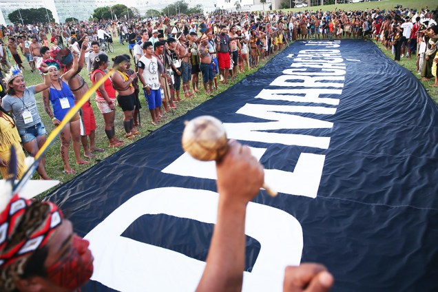 Índios pedem demarcação de terras durante manifestação na Esplanada dos Ministérios