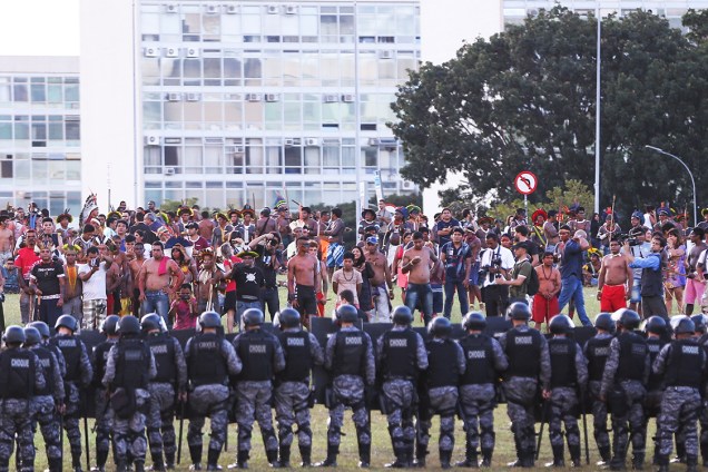 <span>Polícia atira bombas de gás lacrimogênio durante manifestação de indígenas na Esplanada dos Ministérios</span>