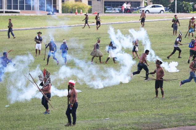 Polícia atira bombas de gás lacrimogênio durante manifestação de indígenas na Esplanada dos Ministérios