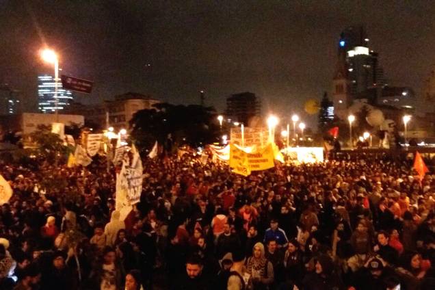 Manifestantes reunidos no Largo da Batata, em Pinheiros, na zona oeste de São Paulo, em protesto contra as reformas trabalhista e da Previdência