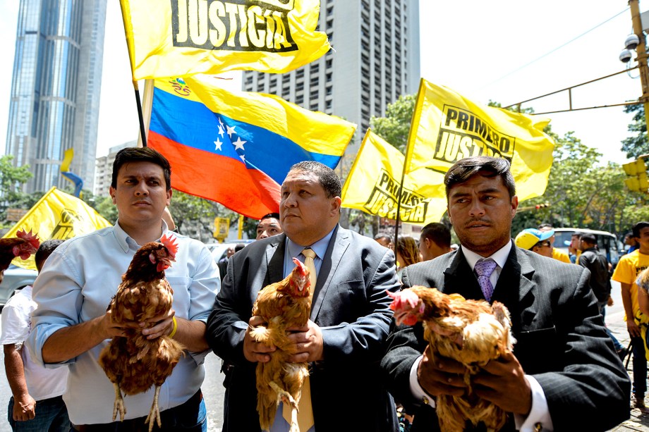 Os deputados Jose Brito (C) e Conrado Perez (D) protestaram nesta segunda (3) contra o governo de Nicolás Maduro em Caracas, Venezuela - 03/04/2017