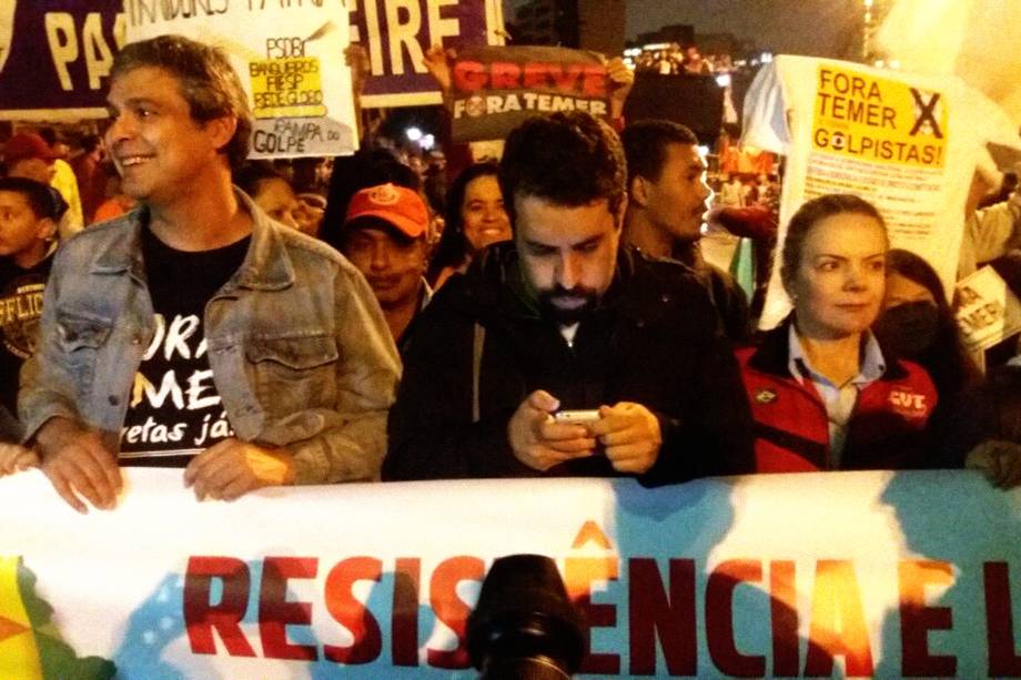 Os senadores Lindbergh Farias (PT-RJ) e Gleisi Hoffmann (PT-PR) e o coordenador nacional do MTST, Guilherme Boulos, em passeata na avenida Faria Lima, em São Paulo