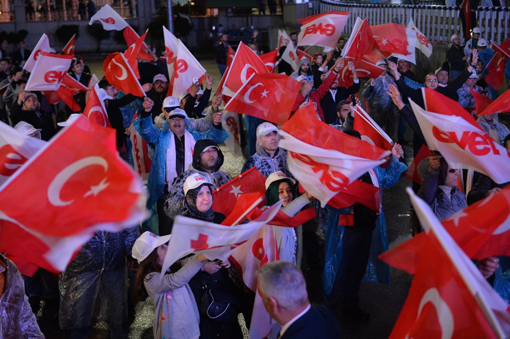 Apoiadores de Tayyip Erdogan se reúnem para celebrar resultado do referendo votado hoje (16) na Turquia