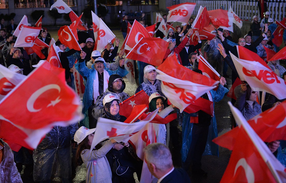 Apoiadores de Tayyip Erdogan se reúnem para celebrar resultado do referendo votado hoje (16) na Turquia