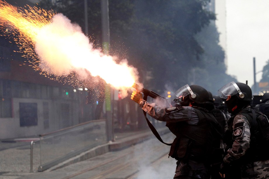 Tropa de Choque atira gás lacrimogêneo em manifestantes durante protesto no Rio de Janeiro contra as reformas trabalhistas e da previdência do governo Michel Temer - 28/04/2017