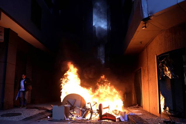 Manifestantes põem fogo em móveis durante protesto no Rio de Janeiro contra as reformas trabalhistas e da previdência do governo Michel Temer - 28/04/2017