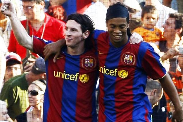 Messi e Ronaldinho Gaúcho durante partida do Barcelona contra o Atlético de Madrid, válida pelo Campeonato Espanhol em 2007