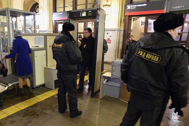 Segurança reforçada na estação de metrô de São Petersburgo, na Rússia, atingida por uma explosão -03/04/2017 Segurança reforçada na estação de metrô de São Petersburgo, na Rússia, atingida por uma explosão -03/04/2017