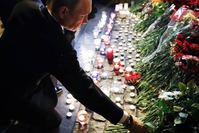 O presidente da Rússia, Vladimir Putin, deixa flores na estação de metrô de São Petersburgo, na Rússia, atingida por uma explosão -03/04/2017 O presidente da Rússia, Vladimir Putin, deixa flores na estação de metrô de São Petersburgo, na Rússia, atingida por uma explosão -03/04/2017