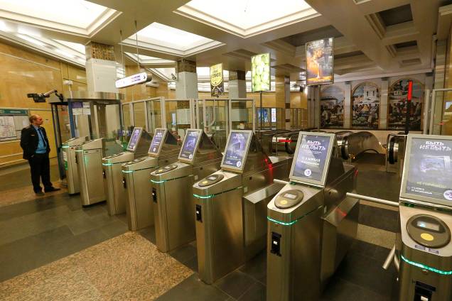 Segurança reforçada na estação de metrô de São Petersburgo, na Rússia, atingida por uma explosão -03/04/2017 Segurança reforçada na estação de metrô de São Petersburgo, na Rússia, atingida por uma explosão -03/04/2017