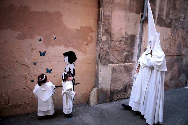 Penitentes da irmandade "Creuada del amor divi" participam de procissão em Mallorca, Espanha - 09/04/2017